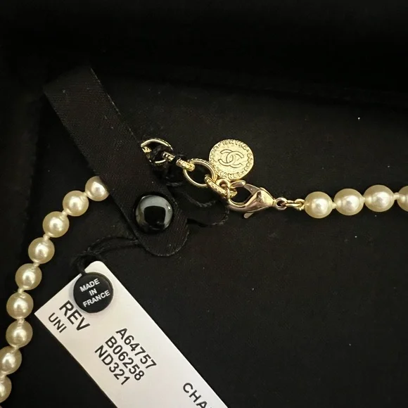 CHANEL Cream Pearl Necklace with Gold Clasp - Picture 1 of 5